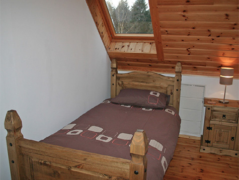 wildwood log cabin single bedroom